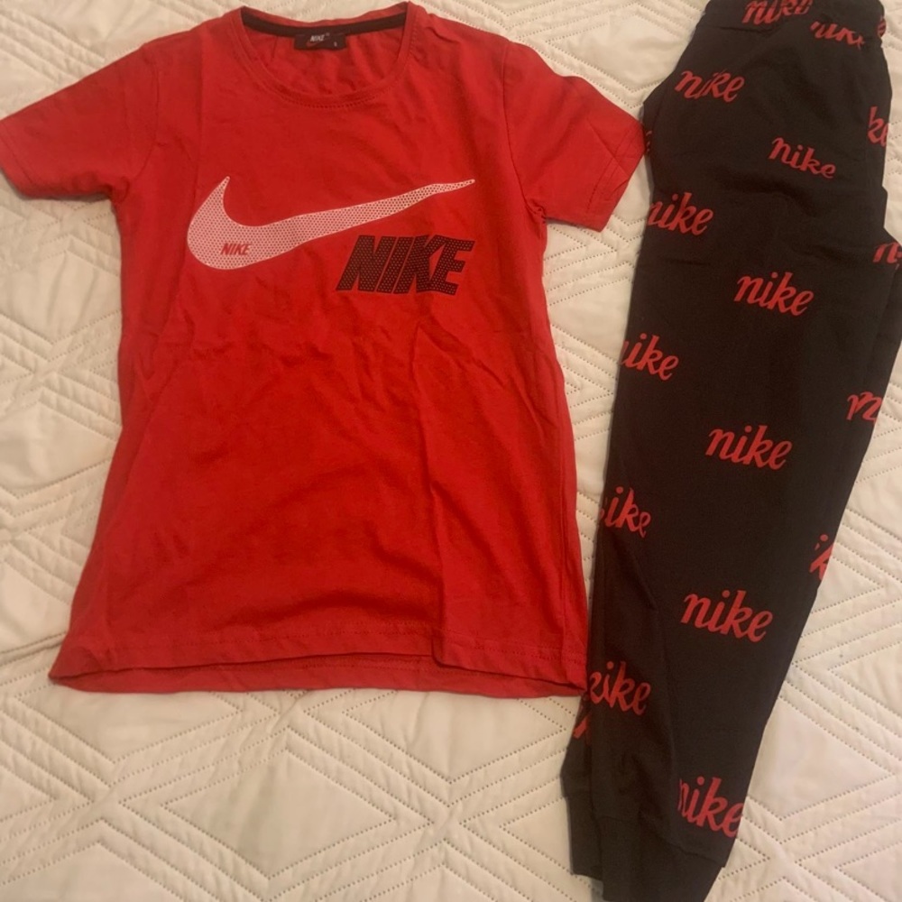 New 2 piece jogger set size 10.New. Also available in white/black and blue/black